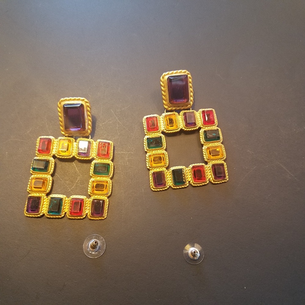 Vintage look pierced earrings
